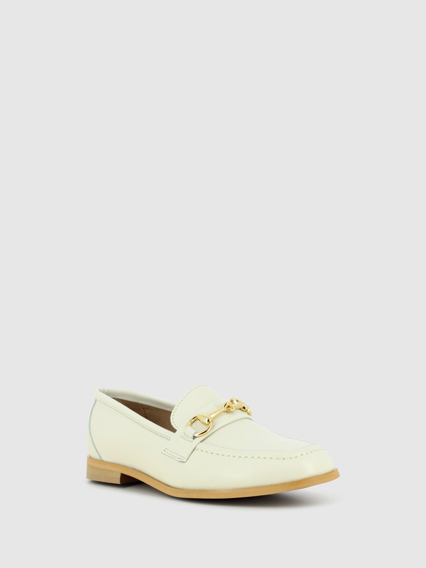 Foreva Loafers com Apliques Metálicos em Bege